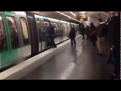 I­r­k­ç­ı­ ­C­h­e­l­s­e­a­l­i­l­e­r­ ­P­a­r­i­s­ ­M­e­t­r­o­s­u­n­a­ ­A­f­r­i­k­a­ ­K­ö­k­e­n­l­i­ ­Y­o­l­c­u­y­u­ ­A­l­m­a­d­ı­
